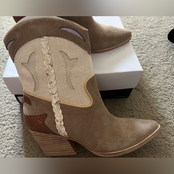 Dolce Vita Tan and Cream Heeled Boots - Picture 3 of 5